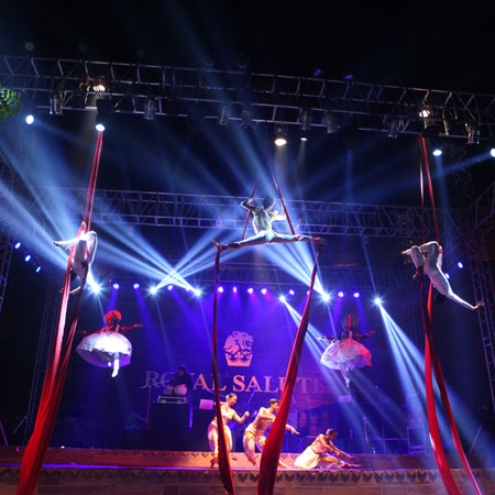 Danseurs de tissu aérien en Inde