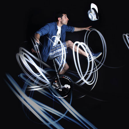 Artiste de tours de monocycle